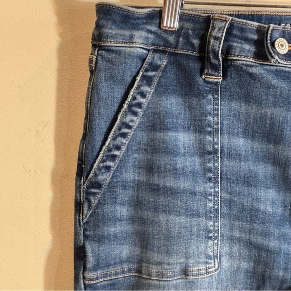 AMERICAN EAGLE Sz 16S Super High Rise Flare Distressed Hem Mid-Wash Jeans NEW - Picture 3 of 13
